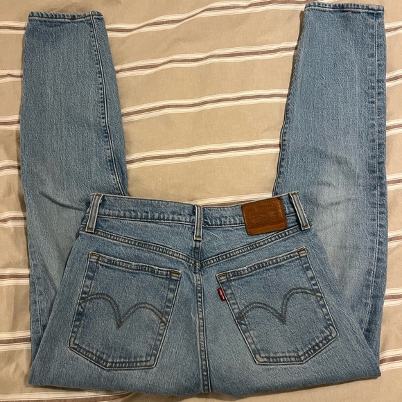 Levi’s wedgie like new size 28 - Picture 2 of 8